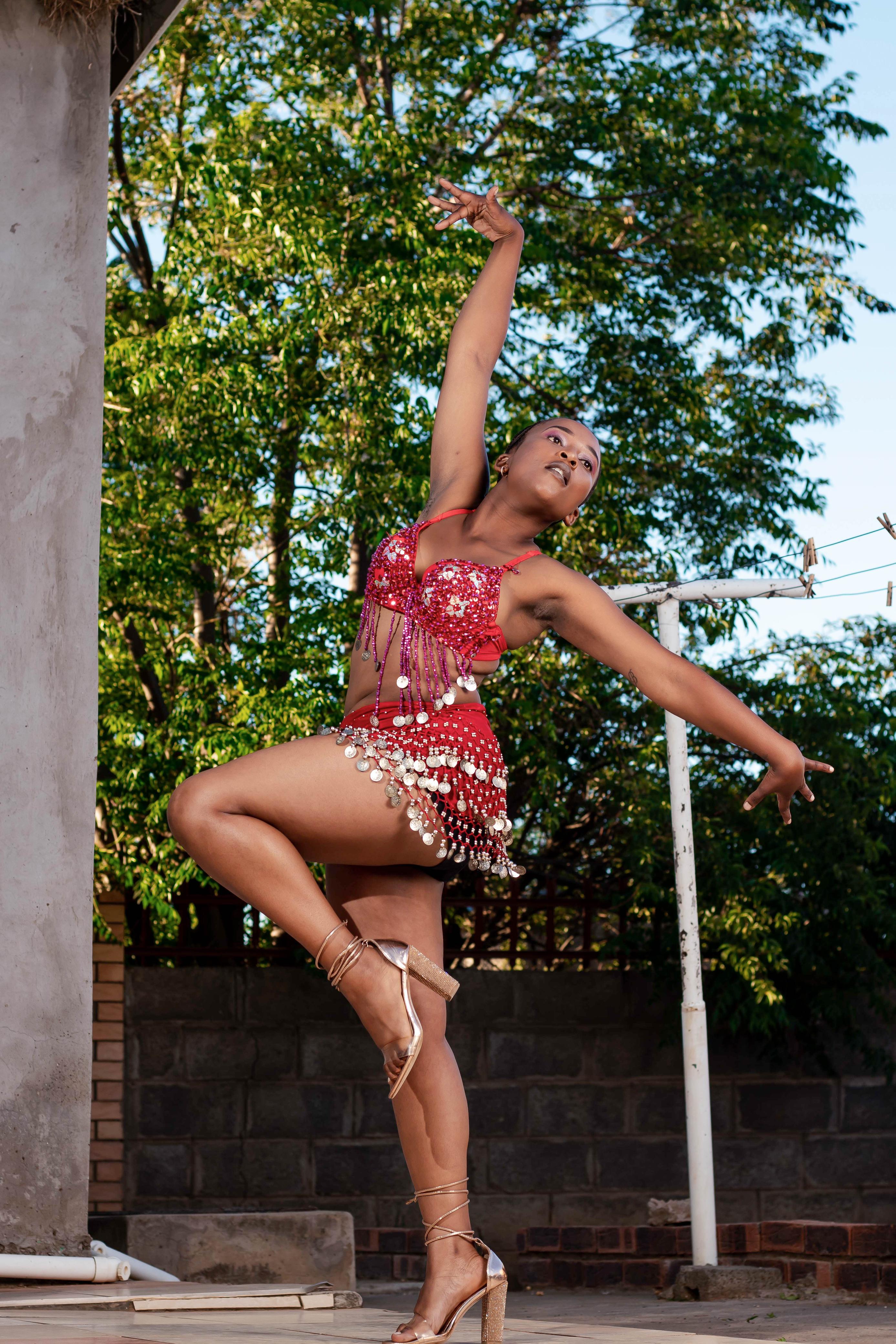 Students learning dance art at Cograbig Institute